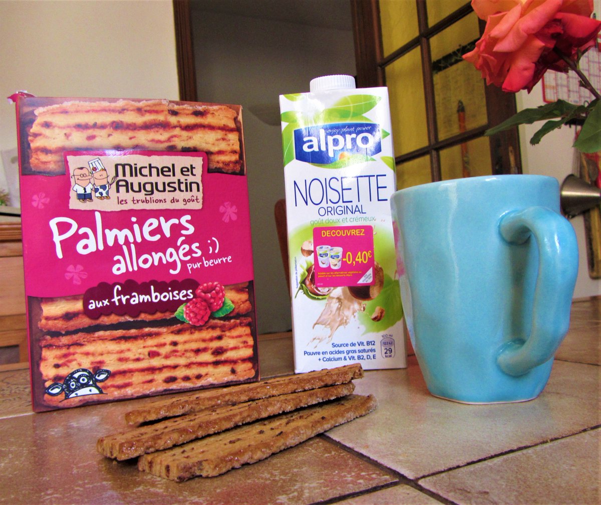 ThCityandBeauty's tweet photo. On ne se refuse rien avec les délicieux palmiers à la framboise Michel et Augustin et un lait végétal à la noisette @Alpro 😛🤫
#vegetablemilkhazelnut #halzenut #milk #vegetablemilk #raspberrybiscuits #micheletaugustin #framboise #yummy  #raspberry  #hygge https://t.co/TKnmC8H6XY