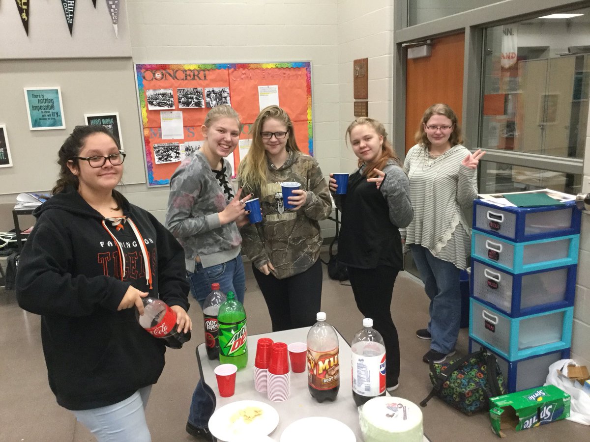 When you learn “Chili con Carne” and it’s your student teachers last day, you eat chips, salsa, and guac right? @FHSBerg <a href="/FarmingtonChoir/">FHS Choir</a> <a href="/therealgroup/">The Real Group</a>