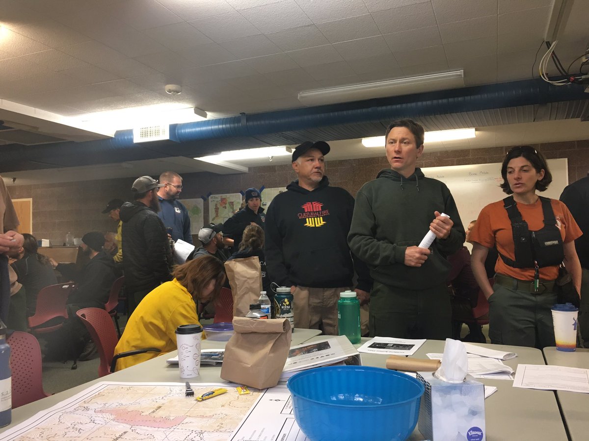 WebsterSierraE's tweet photo. Morning briefing before heading out into the field to put some fire down (that's prescribed fire lingo for lighting fires on purpose) - we're headed to the Applegate Valley reporting for @ORmagazine https://t.co/Pz2mQBfqEp