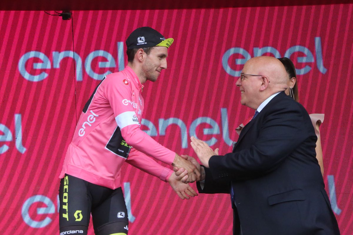 Oliverio_MarioG's tweet photo. Arrivo a Praia a Mare.
Tanto entusiasmo, tante emozioni.   #Giro101 #Calabria #7tappa #premiazione https://t.co/Q9QTsYoqeA