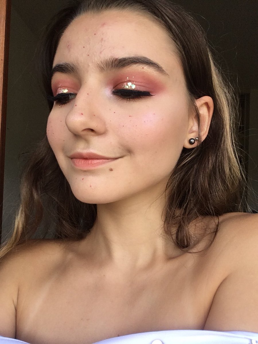 alenaams's tweet photo. Merci @fluffyyhead de m’avoir prévenue de l’existence de ce hashtag fait pour moi #PostTonMakeup https://t.co/PGuNJrY3S6