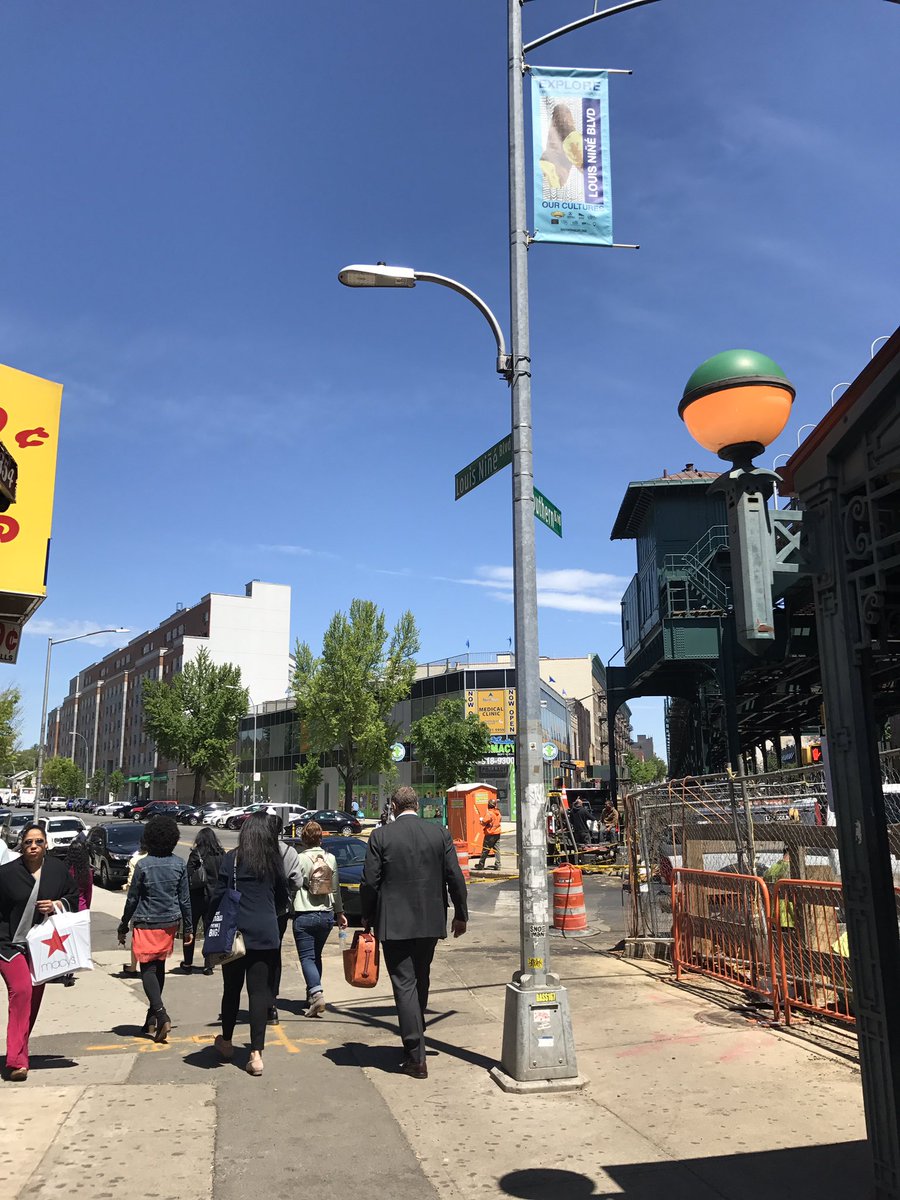 Erika__VG's tweet photo. @WHEDcoSpeaks unveils Explore So. Blvd. #wayfinding campaign! #CorridorChallenge @Citi @NYC_SBS @CDAdvisor @sichamber @CHLDC https://t.co/OMbI16oKYF