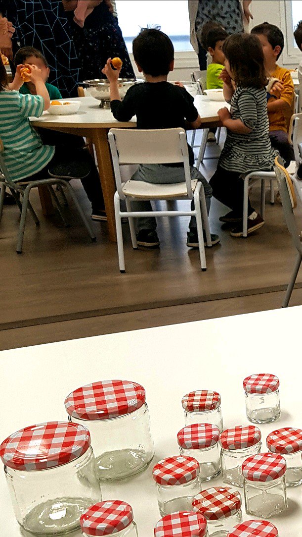 escola9graons's tweet photo. Aquesta setmana hem aprofitat que el nesprer del pati anava ben carregat per collir fruita🌳

Avui, amb les famílies, hem preparat una dolça melmelada que ens hem endut a casa😋

I encara ens queden per collir les cireres que han quedat sense menjar quan estem al pati...😁🍒 https://t.co/sSXbVUA5cC
