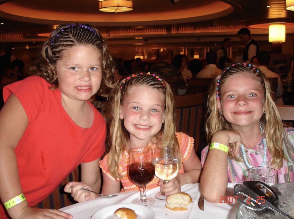 Redrick_9's tweet photo. HAPPY BIRTHDAY CLARE!!! throwback to when we looked like twins aww!! love you sm and i’m so happy ur home for summer💓 https://t.co/5tdK8lVFOR