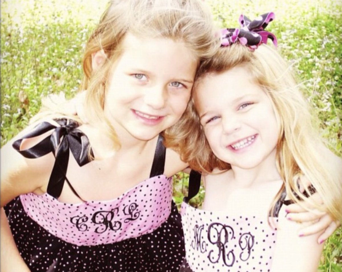 Redrick_9's tweet photo. HAPPY BIRTHDAY CLARE!!! throwback to when we looked like twins aww!! love you sm and i’m so happy ur home for summer💓 https://t.co/5tdK8lVFOR