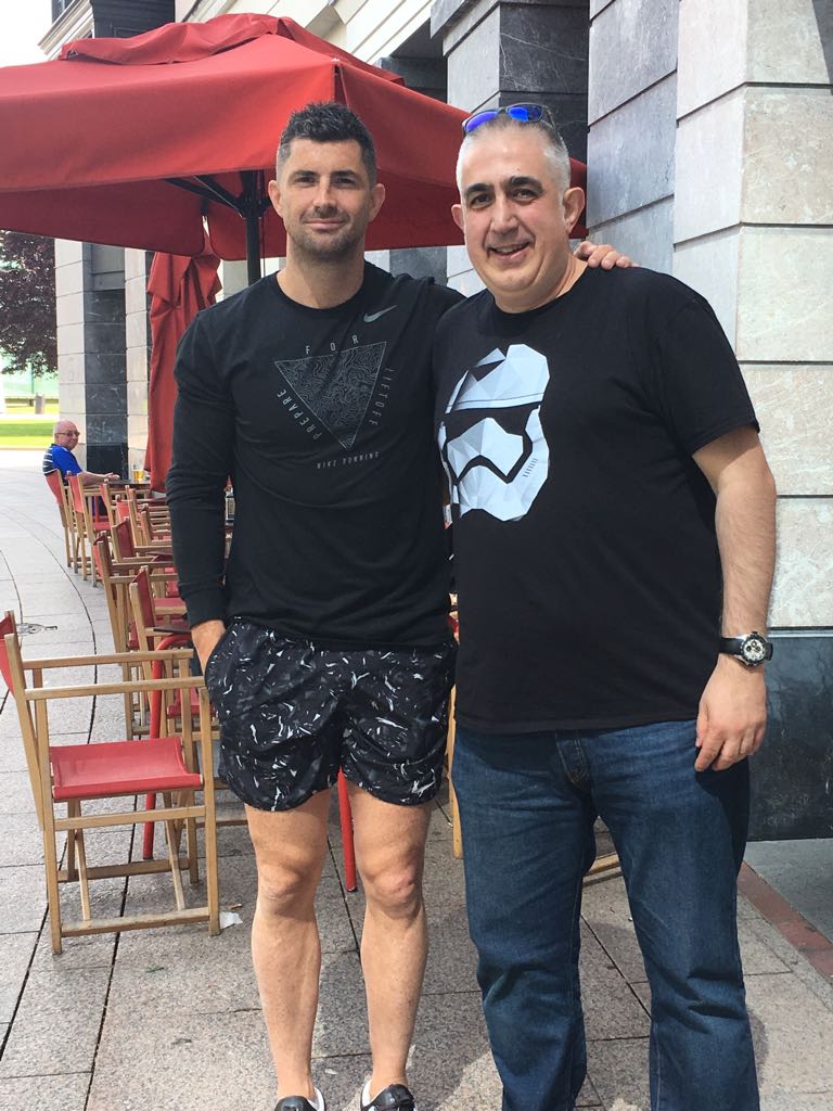 ClubRugbyApalos's tweet photo. Nuestro presidente @vlcarrascosa está por Bilbao para disfrutar del mejor rugby europeo. Cómo no, camiseta del A Palos incluida y una foto con Rob Kearney, el irlandés zaguero del Leinster. ¡A disfrutarlo! https://t.co/Or9ns6cBIX