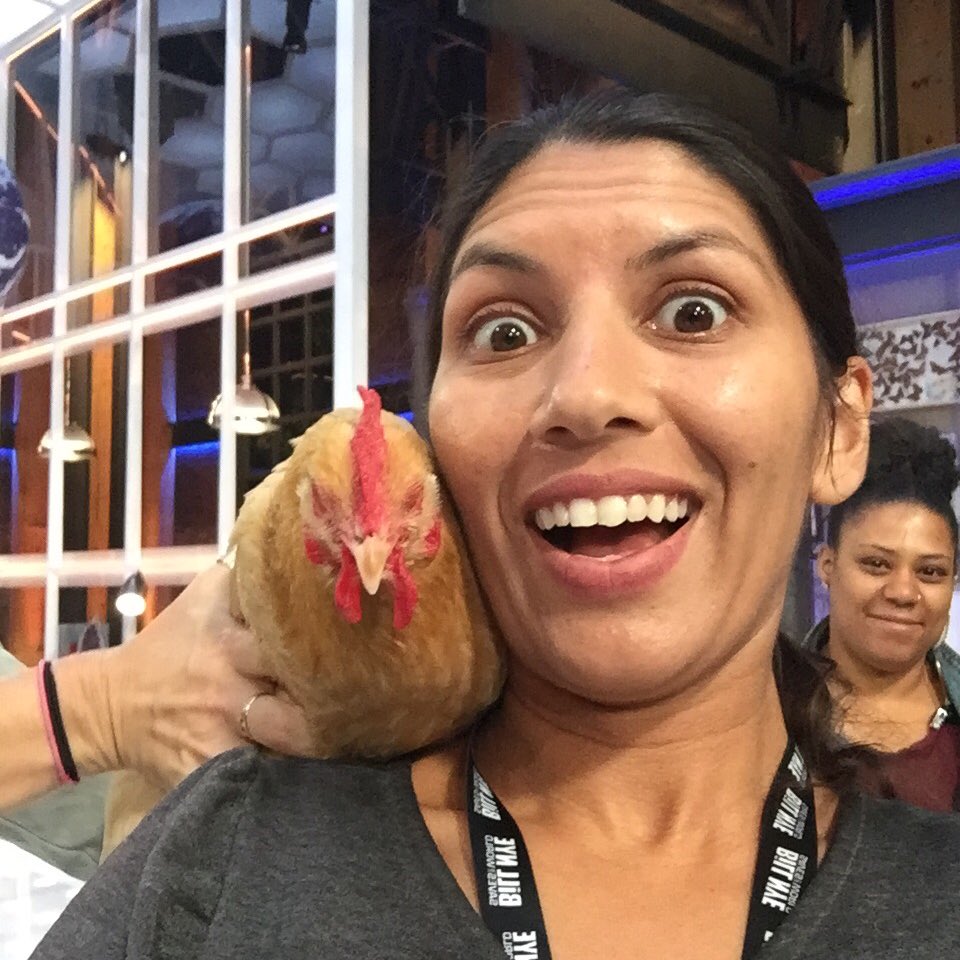 aminawrite's tweet photo. Season 3 of #BillNyeSavestheWorld is now streaming on Netflix!! I hope you are as excited to watch it as I was to meet one of our celebrity guests: this floofy floofy chicken #BillNye #BNSTW #NetflixandBill https://t.co/ehn0WUlkkU