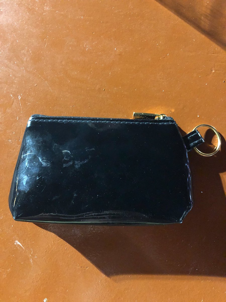 ryandixon85's tweet photo. Found this purse at the @stereophonics gig in front of bao. Let me know what brand the wallet is. How much is in it and what receipt is in it and I’ll gladly return to the rightful owner. #dubai https://t.co/RwmZO6Sp6N