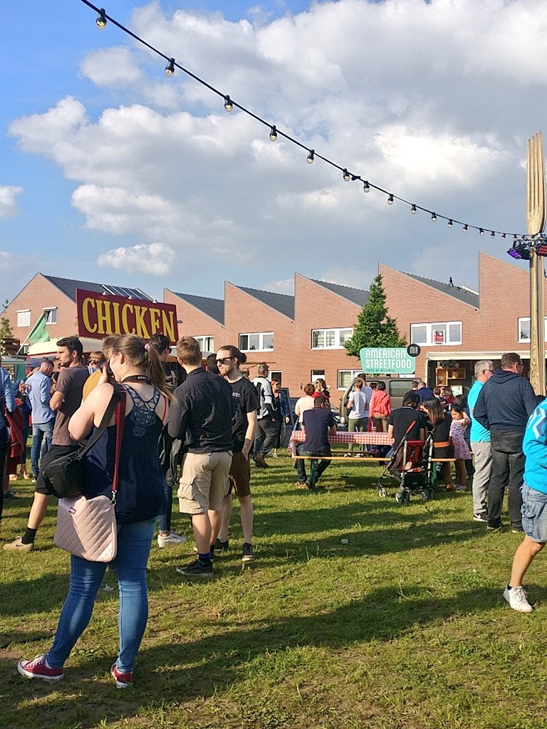 yanapoppe's tweet photo. Eten en drinken in het warme weer in Lokeren! Gezellige sfeer en toffe mensen. #hapfestival https://t.co/S3LQXEzAgz