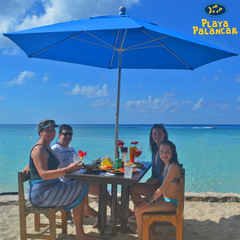 The perfect lunch at the seaside in #PlayaPalancar, visit us on your next family vacation in #Cozumel!
#BuenViernes #HappyFriday #Cruise #Crucero #SoyFEMATURQROO 🌴🍹
