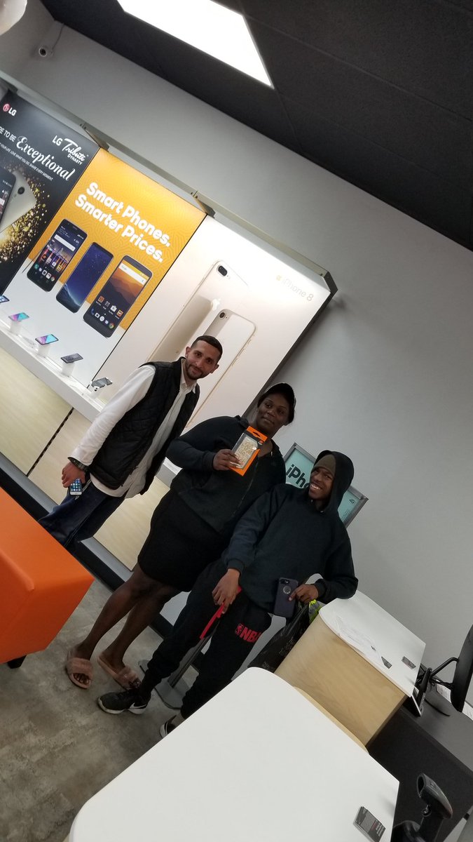 MotorCityDCI's tweet image. New 4.0 first 2 customers!!! District Cellular is #killingthegame @SPGKimSchriner @KentSPG419 @WonderRuscher @tonywagner29 @JayMiglionico @uhm_juna @yax