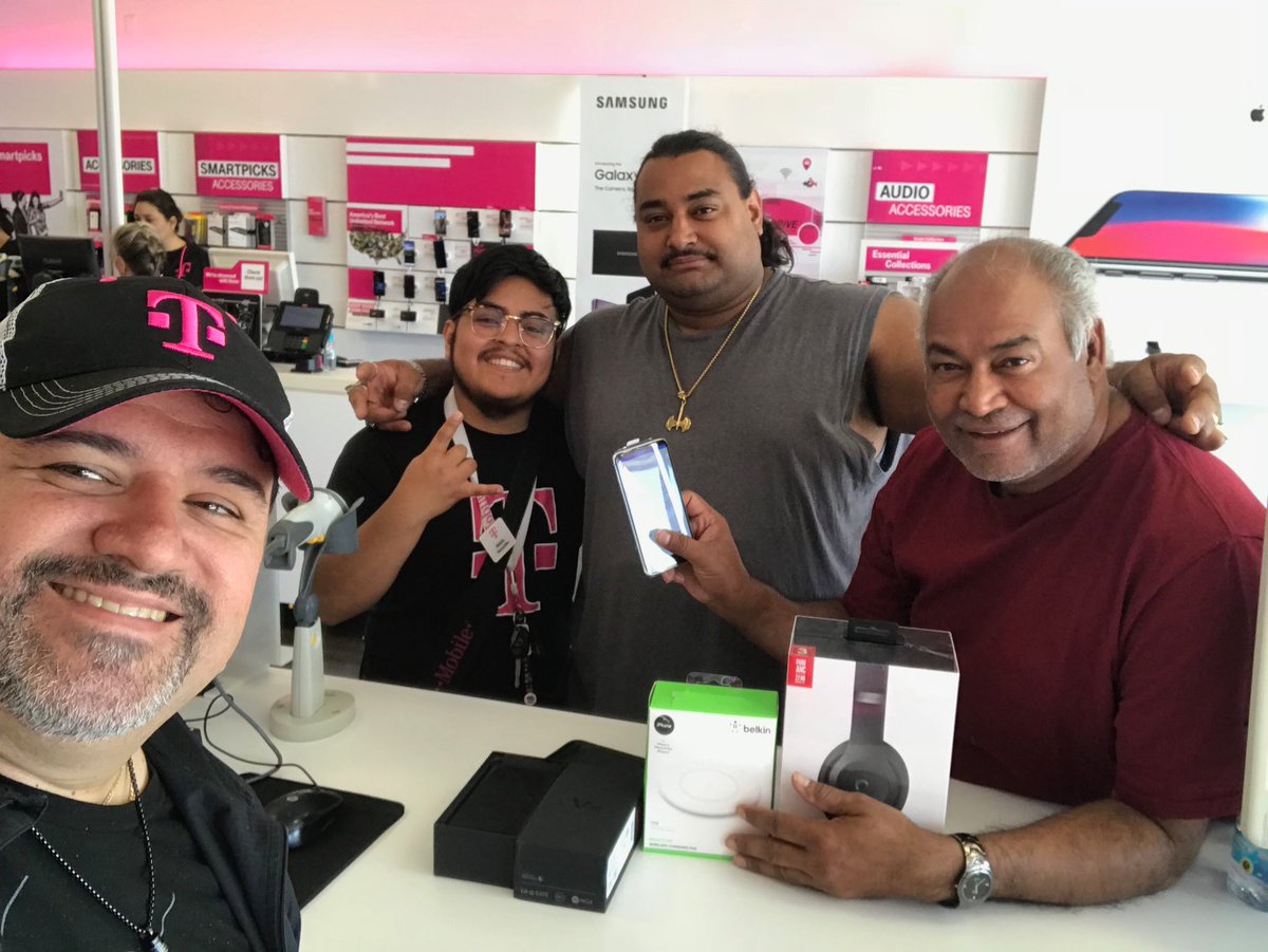 dadii4life2's tweet photo. Burleson getting all UN-CARRIER ON ITS CUSTOMERS!!!! https://t.co/xmx3G6VCDo