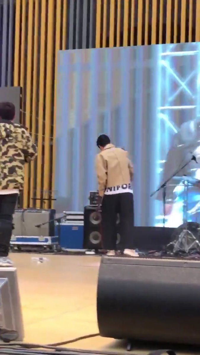 CherryZenz's tweet photo. แล้วพอตอนก่อนขึ้นเพลง B Day จุนเน่เดินไปข้างหลังเดินผ่านกลองก็หยุดชะงัก อยู่ๆก็สนใจไม้ตีกลองขึ้นมา เอาไปตีกลองป้าบๆ2ที ตลกมากกกก 🤣🤣🤣 https://t.co/XBrsAYMSHV