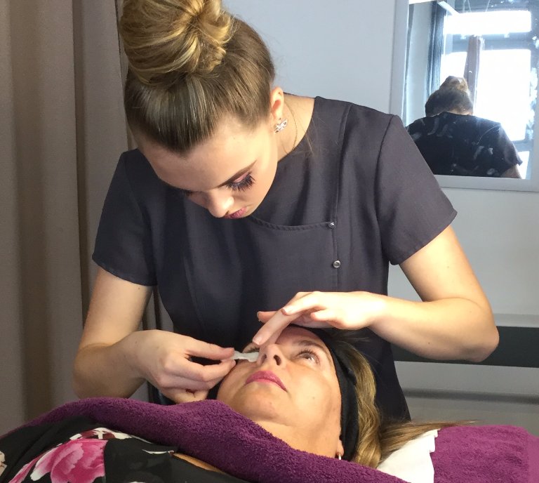 MidKentCollege's tweet photo. Tinting of eyelashes is a great alternative to daily mascara use. Here's Beauty student Cara performing the treatment - it takes 25-30 minutes &amp; can last between 2 and 6 weeks. We have a range of Beauty Therapy study programmes https://t.co/FbJW1uhtEq #getsortedforseptember https://t.co/b3J8F3T3sc