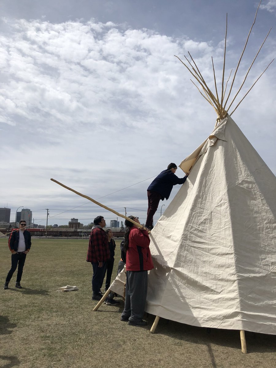 lil_vera8's tweet photo. Sharing our Knowledge with our Community #teepeeteachings #studentleadteaching #williamwhyte @RBRussellHS @WinnipegSD @GinaCerqueira1 @jmcleod1020 https://t.co/Ox3ayWCrSr