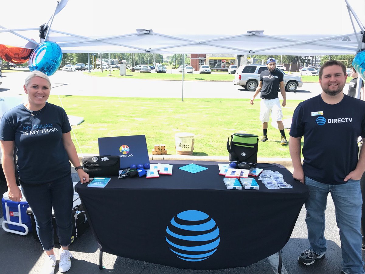 TeamSearcy's tweet photo. Doing a little parking lot partying here in Searcy! Beautiful weather to get out of the store and score some sales! #MidStatesProud #LifeAtATT #POWERCentral @CrystalBoling @aliciah13 https://t.co/lVnQCwn9dJ