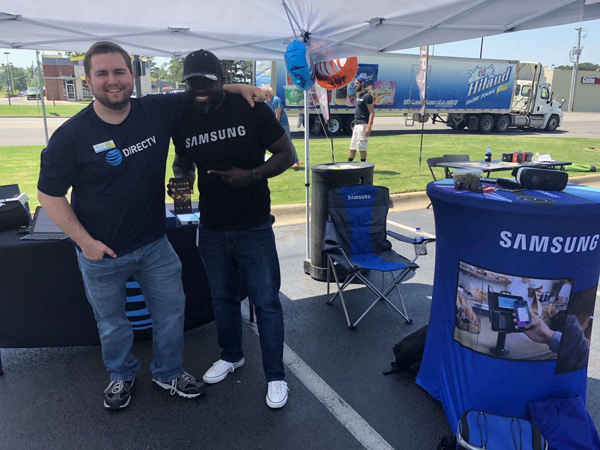 TeamSearcy's tweet photo. Doing a little parking lot partying here in Searcy! Beautiful weather to get out of the store and score some sales! #MidStatesProud #LifeAtATT #POWERCentral @CrystalBoling @aliciah13 https://t.co/lVnQCwn9dJ