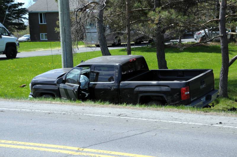 Pickup truck crash on County Road 19 #SouthStormont #crash #CornwallON cornwallnewswatch.com/2018/05/11/pic… https://t.co/oc6Prc9WhO