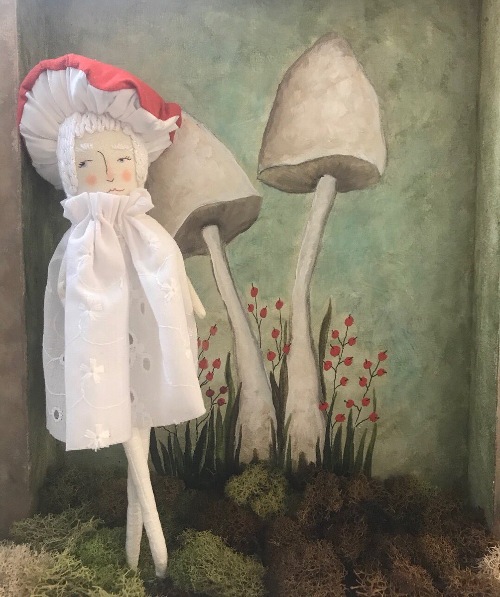 Essential_Goods's tweet image. We are in love with these magical shadow box collaborations by @erinelizabethart and @beardedfellas So beautiful #shadowbox #textile #painting #collaboration #essentialgoods #shoplocal #downtownlawrence #unmistakablylawrence #explorelawrence