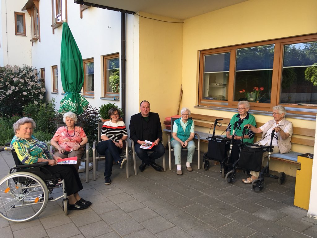 Heute Nachmittag im Seniorenheim in Geiselhöring. Die entscheidende Frage einer Bewohnerin ganz zum Schluss: „Is des da Pfarrer?“ - eine andere: „Na, des is bloß da Grundl.“