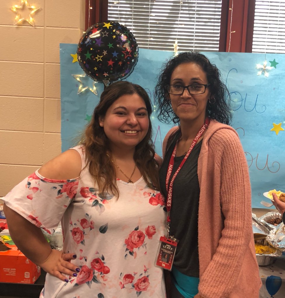 mrsgrisham3's tweet photo. Thank you @Harding_School PTA! This is our president Stephanie Bramer &amp; Vice Pres Melissa Santos. Melissa cooked all morning for us! Thank you for an amazing lunch! 🌽🥔🍗🥗🍲
This week has been great ladies. #TeacherAppeciationWeek #schk12 https://t.co/abUH0XQ5lE