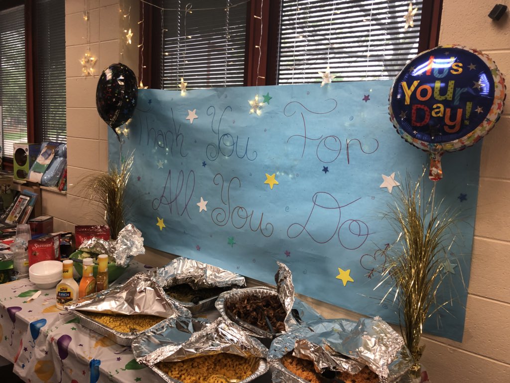 mrsgrisham3's tweet photo. Thank you @Harding_School PTA! This is our president Stephanie Bramer &amp; Vice Pres Melissa Santos. Melissa cooked all morning for us! Thank you for an amazing lunch! 🌽🥔🍗🥗🍲
This week has been great ladies. #TeacherAppeciationWeek #schk12 https://t.co/abUH0XQ5lE