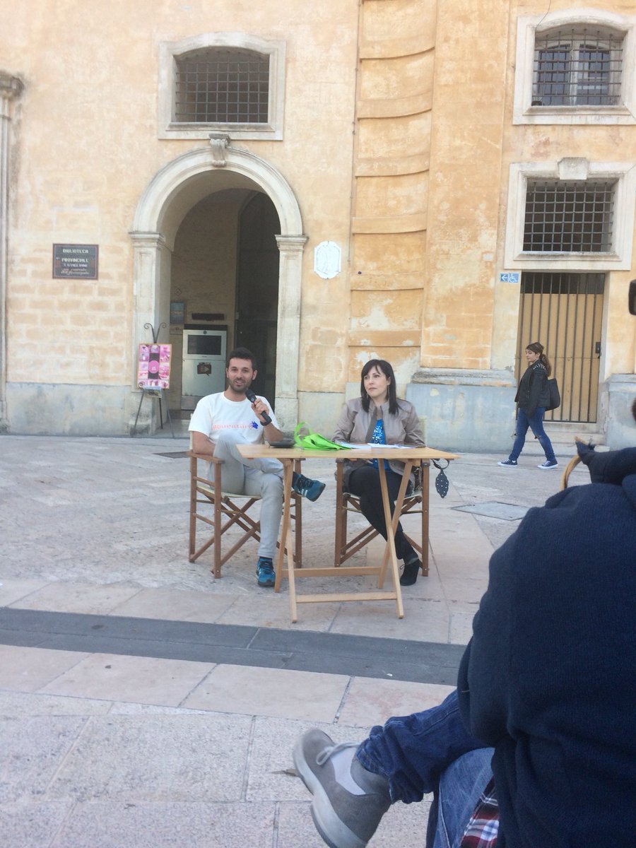 NicolaPorcari's tweet photo. @ica_iron e @allopera_matera portano in Piazza Vittorio Veneto a #Matera Davide Urso,che ci racconta il suo viaggio da Madrid a Capo Nord con il suo libro Diario di un’odissea positiva. È c’è anche il bibliovan! Verso #Matera2019 #Cultura #Libri @auventuranet https://t.co/9IxswcweAp