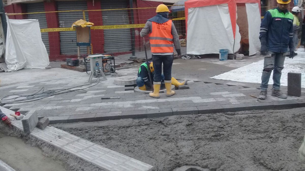 Tranvia_Cuenca's tweet photo. En las calles Mariscal Lamar y Mariano Cueva se ejecuta la urbanización entre rieles de la plataforma tranviaria, la misma tarea se cumple en la calle Manuel Vega.  De forma simultánea en la calle Gaspar Sangurima se realiza la conformación de plataforma. https://t.co/jxFemEWtSG