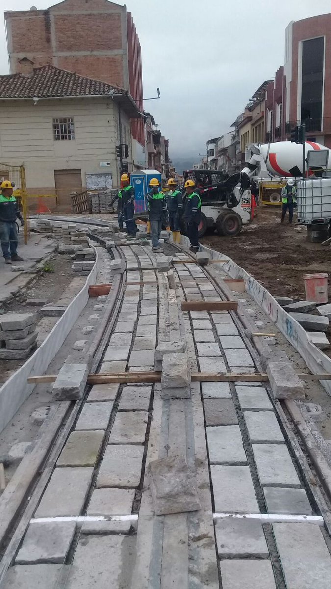 Tranvia_Cuenca's tweet photo. En las calles Mariscal Lamar y Mariano Cueva se ejecuta la urbanización entre rieles de la plataforma tranviaria, la misma tarea se cumple en la calle Manuel Vega.  De forma simultánea en la calle Gaspar Sangurima se realiza la conformación de plataforma. https://t.co/jxFemEWtSG