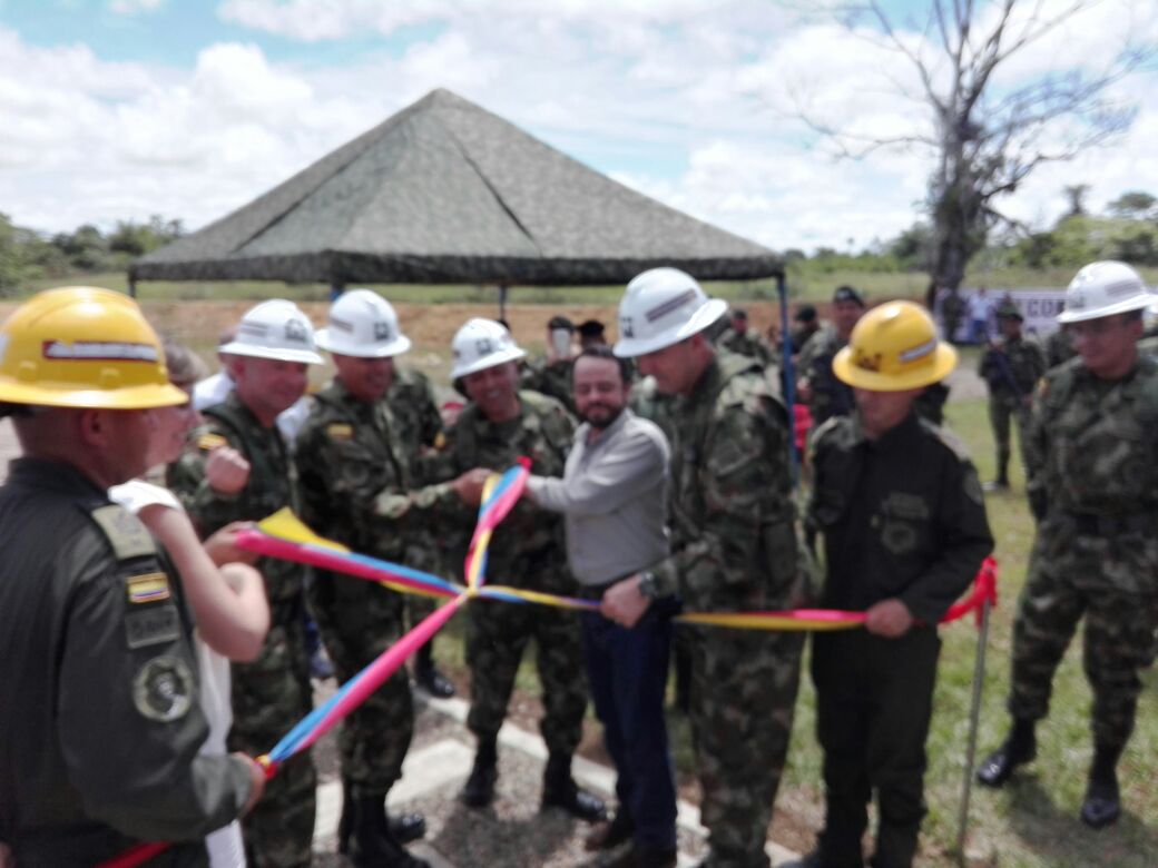 Ingenieros_EJC's tweet photo. El Sr. Coronel Roque Cdte de la Brigada Especial de #IngenierosMilitares en compañía del Sr. Mayor General Ricardo Gomez Nieto Cdte del @COL_EJERCITO y del Sr. Brigadier General Luis Emilio Cardozo del Cdo de @Ingenieros_EJC hacen entrega de los alojamientos K-span al #BAEEV9 https://t.co/u6Edsw7BuK