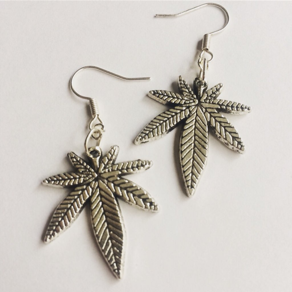 LolaJayXX's tweet photo. Handmade earrings ππΌβ¨π What do you ladies think? π€π Would you wear them? π #LolasTouch #Handmade #Earrings #StonerFam #LolaJayX https://t.co/iDz9LGATbP
