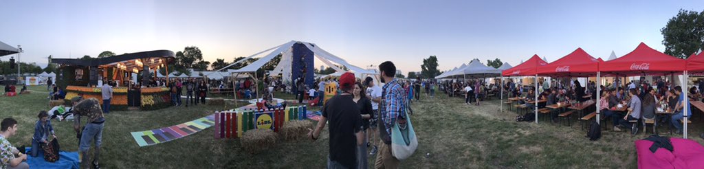ABijutescu's tweet photo. Burgerim @BurgerFestRo #burger #burgerfest #HttpoolFunday #BurgersTryouts https://t.co/76aqUO4jYb
