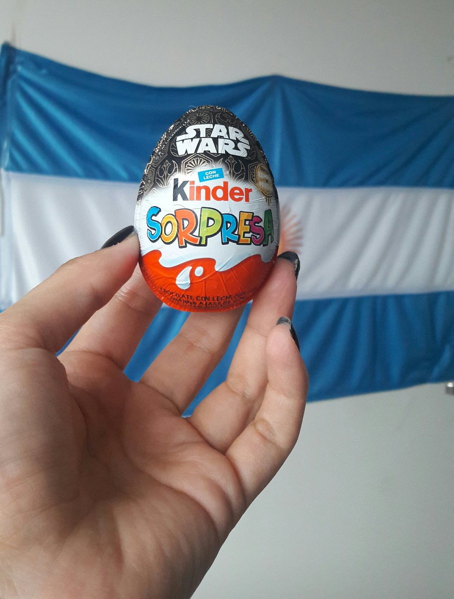 Stephycuves's tweet photo. Cuando lo compre la del chino me dijo que parecía una niña jajajaja y siii soy feliz con mi huevito Kinder Sorpresa edición especial de Star Wars y justo sale el muñequito que queria 😍❤#MiniTrooper https://t.co/aYOwbErRr7
