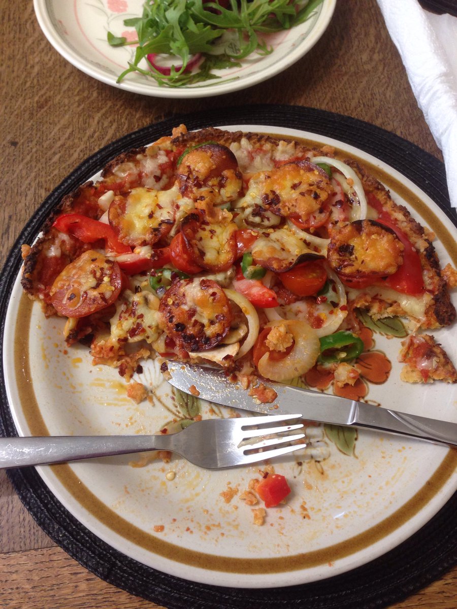 mslisaappleton's tweet photo. #PizzaFriday @fatofffiton better take pic before I woof it down #Cauliflower #Pizza #Healthy #LowCalorie #BodyBuilding #Boxing #MMA #weightloss #Results 👍👌💪😊@WainwrightZoie https://t.co/nZfxpaziQg