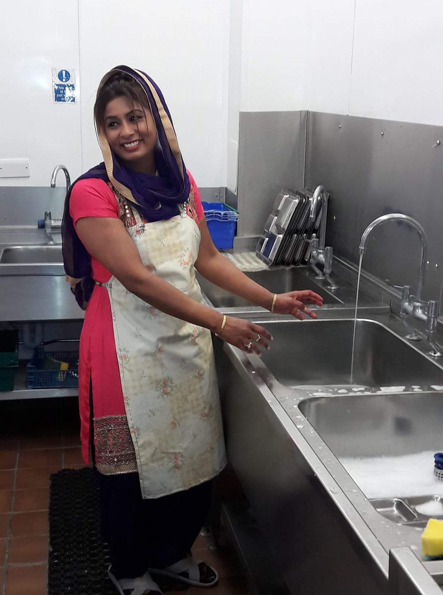 What a wonderful day so far <a href="/GNGSmethwick/">Guru Nanak Gurdwara Smethwick</a> . #seva #womanonamission #sikhwomen #community #stillhere😗 #smile😊