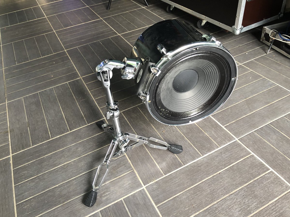 Vous avez un ampli guitare/basse qui est mort? La membrane est intacte? Un fut de batterie qui traîne?

Faites un micro.