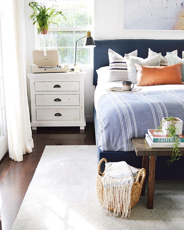 @kdiondesign nails the elegant beachy ease in this bedroom spot! Get started on your bedroom redesign with the link. low.es/2jjK23K