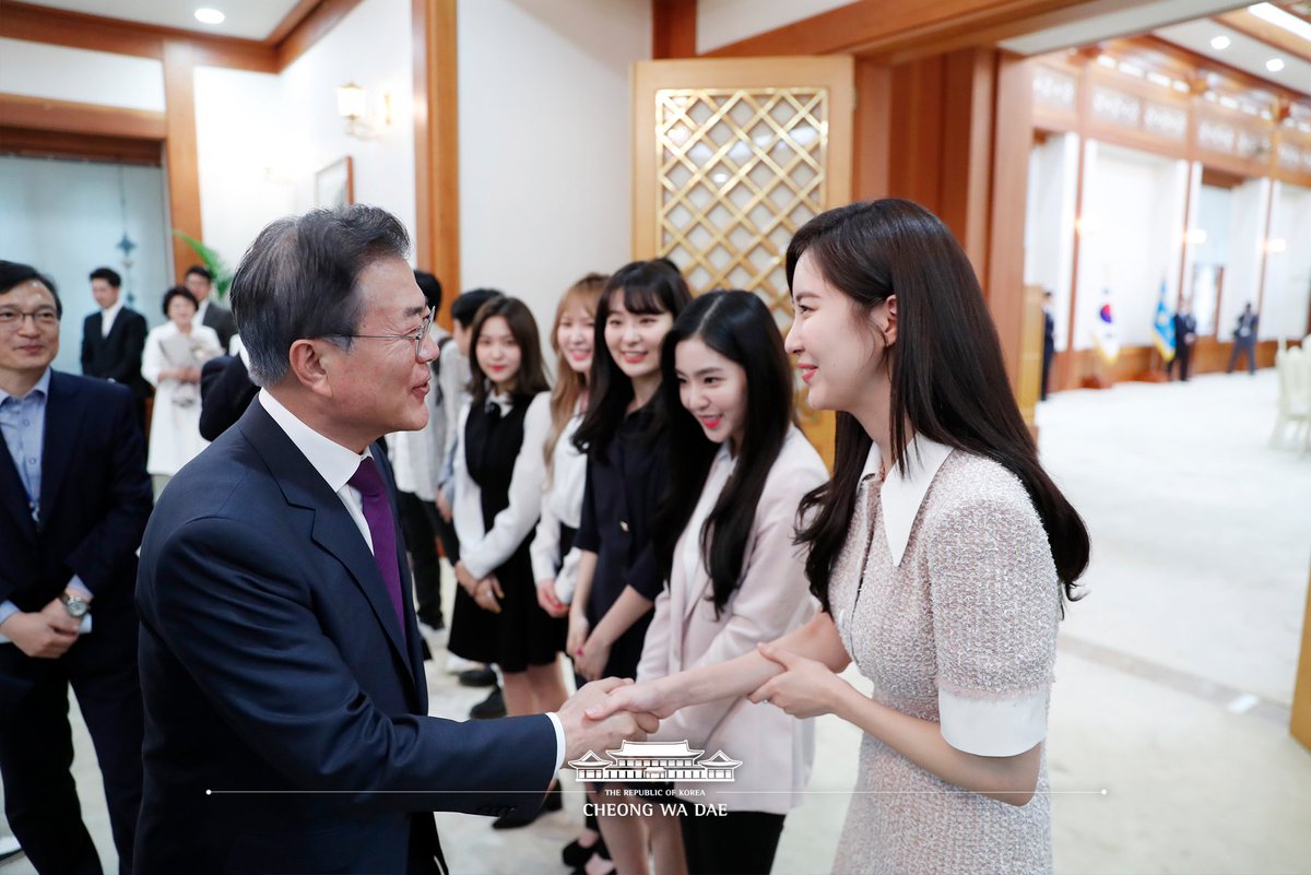 soompi's tweet photo. #GirlsGeneration’s Seohyun, #RedVelvet, And More Meet President Moon Jae In At Lunch Following Performances In North Korea
https://t.co/W3RM387RK2 https://t.co/cWp9kWTFwl