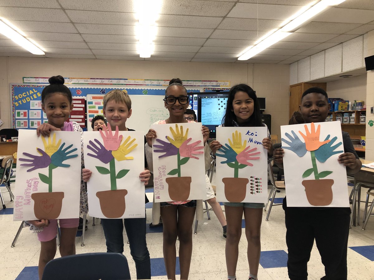 DaviaJulie's tweet photo. 3rd gr Ss love their moms 💕 https://t.co/qPTcR26gpG
