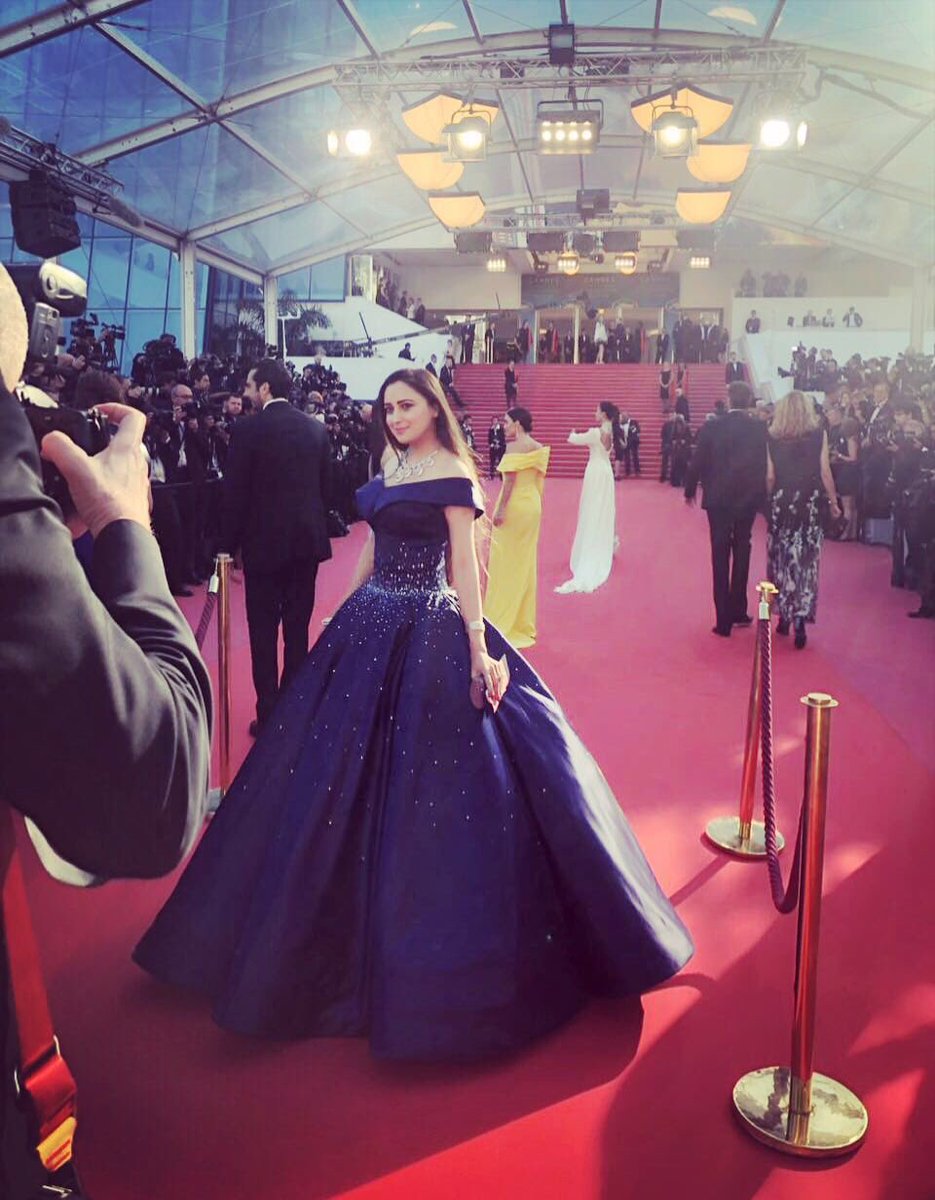 Tutejajoginder's tweet photo. You are looking stunning, @JapinderKBaweja walking the red carpet @ #Cannes18 🎉💫 https://t.co/nkVSodGaeu