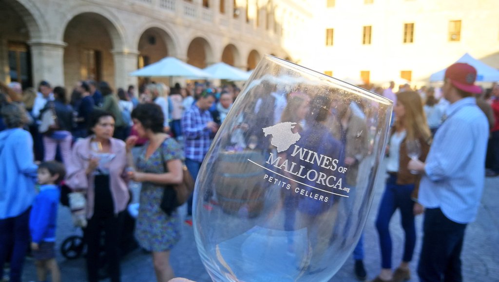 petitscellers's tweet photo. Els mallorquins donen suport als bons vins que es fan als petis cellers de la nostra terra #NitdelVi https://t.co/qP3zqsfPWt