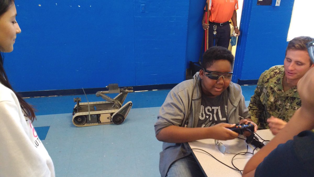 mclaneSTEM's tweet photo. The army brought their EOD robots for our STEM students to try out! It was awesome and the kids had a blast! @MclaneSchool https://t.co/WvPccXLfzE