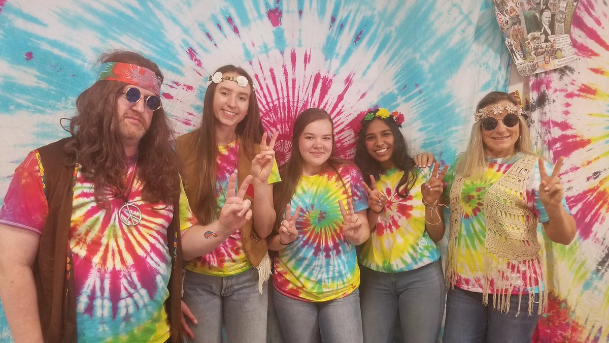harrisishistory's tweet photo. Hippie Day! With @AmberLineweaver https://t.co/8fOGtE4Ktw