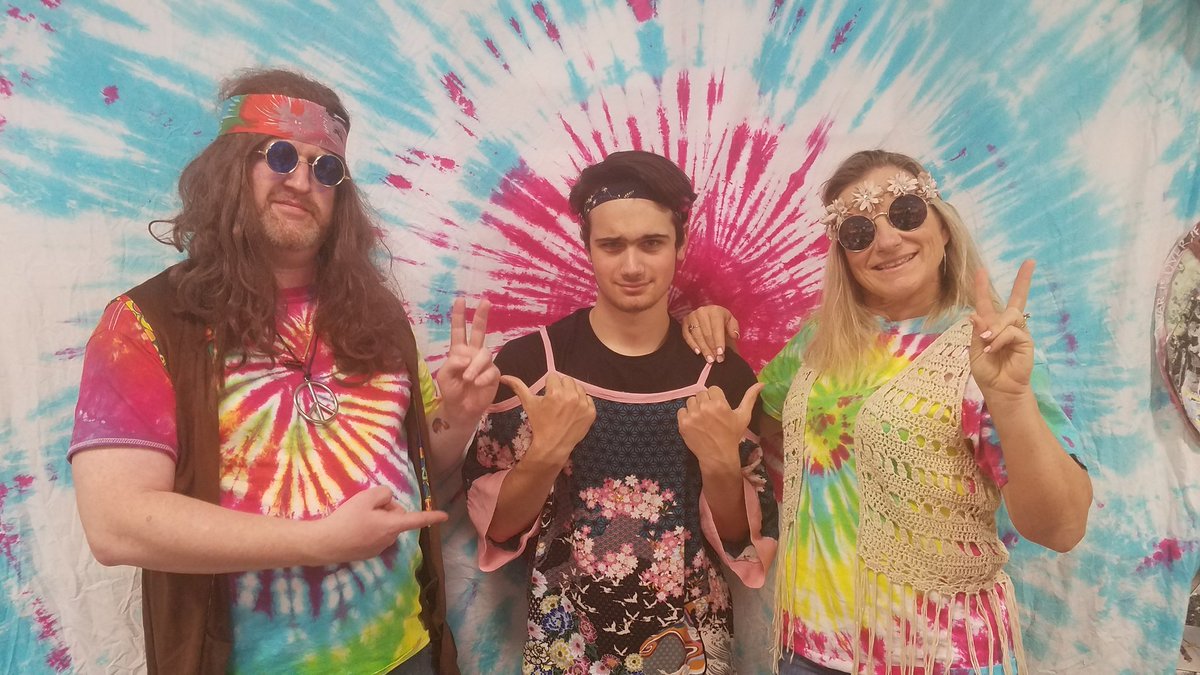 harrisishistory's tweet photo. Hippie Day! With @AmberLineweaver https://t.co/8fOGtE4Ktw