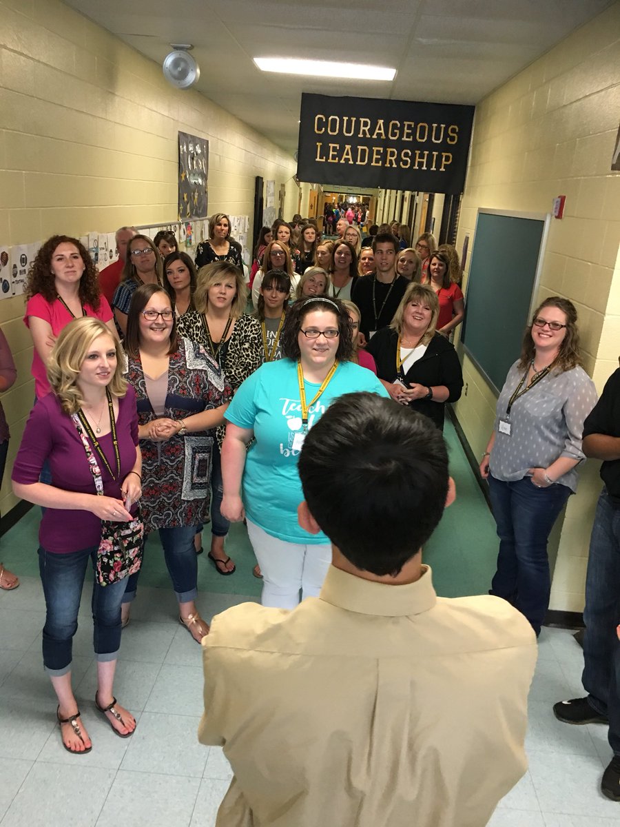 slwilliams18's tweet photo. Welcome to all our new staff members ... hope you enjoyed the tour.   😊 #KnightsR7 https://t.co/ctWpEleyHS
