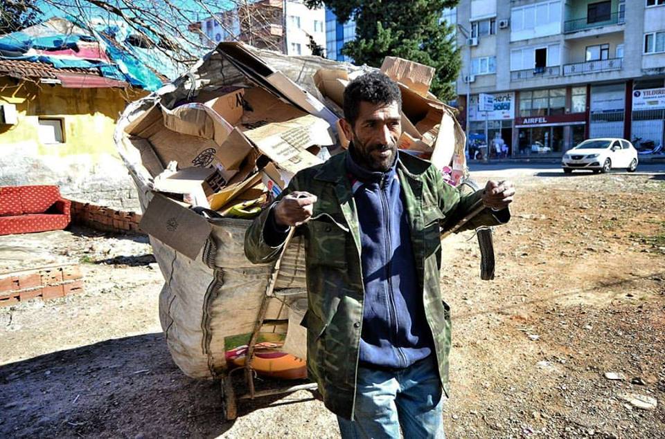 HaberMaki's tweet photo. Milyonluk Sektörü Sokak Toplayıcıları Ayakta Tutuyor https://t.co/omybtr8apa https://t.co/25PhHLphYa