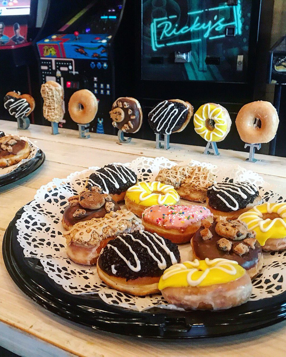 CulturedLocal's tweet photo. Amazing time last night at @Foodiechats 7th Anniversary Party! #foodiechats #7yearmiamievent #foodies #foodie #party  #miamifoodie #miamiblogger #southfloridablogger  #miamiinfluencer #foodblogger #foodbloggers #deliciousfood #refreshing #drinks #networking #miami #southflorida https://t.co/db2hY1380e