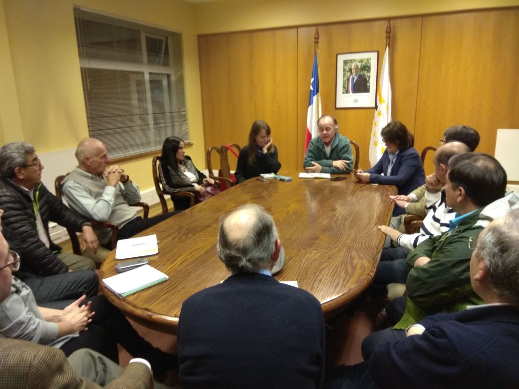 En Valdivia, Ministro <a href="/antoniowalkerp/">Antonio Walker</a> e Intendente <a href="/casenjojerez/">César Asenjo Jerez</a> sostiene  reunión con los representantes <a href="/AprobosqueAG/">Aprobosque AG</a> y de <a href="/PyMEmadAG/">PyMEmad Chile F.N.G.</a>, para abordar la importancia del sector forestal en la región de #LosRios y de los desafíos que éste tiene.