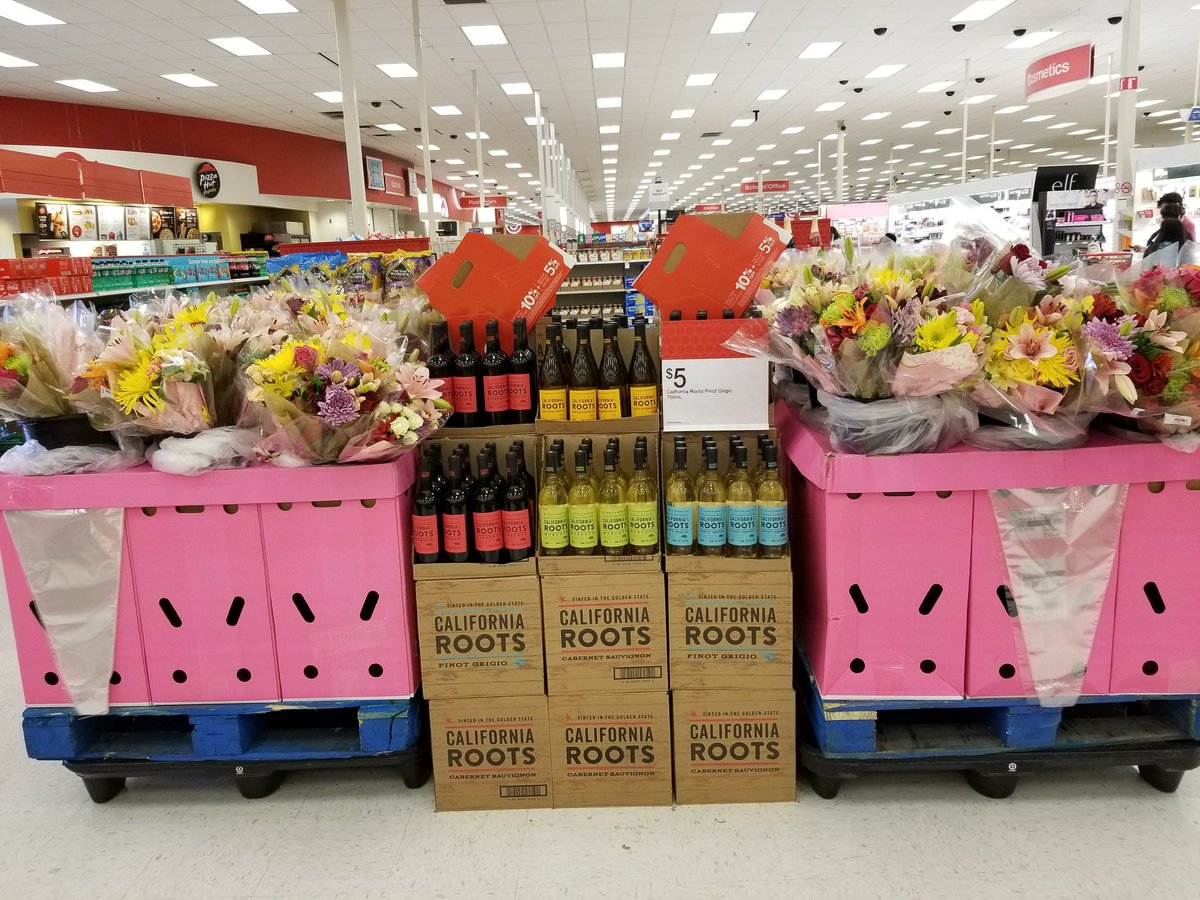 chinitacinco's tweet photo. Keeping those flowers fresh for  mother's day #T2260 #D248 #Target #flowers #mothersda @Danielle_TGT @TabbethaA @leannewiborg @IsmaelM1frm9 @J_Gallard0 https://t.co/CMQbdf20Td