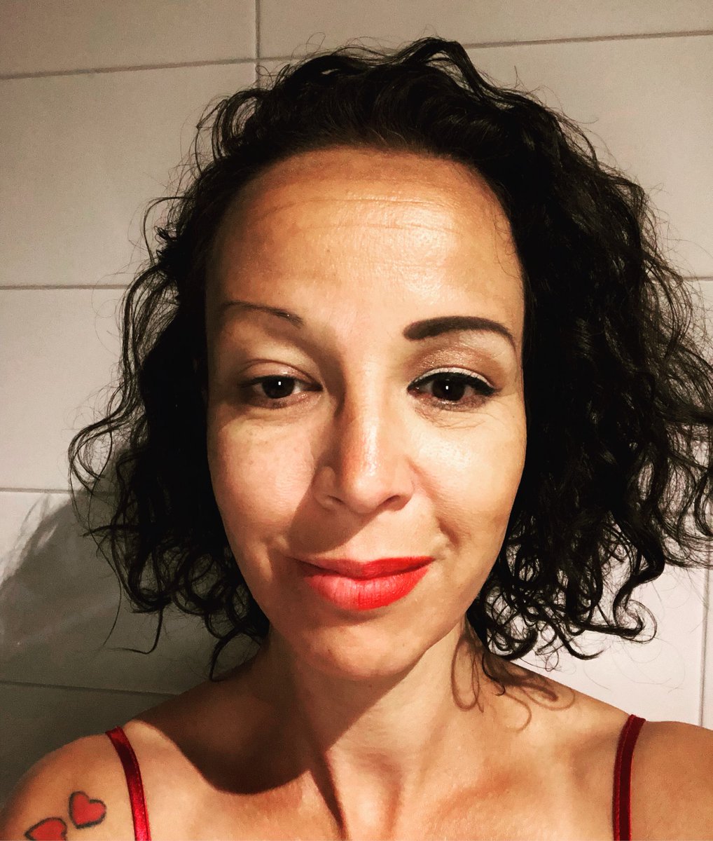 MissStooker's tweet photo. What a difference Make-Up makes...... #halfmakeup #enhanceyoself #voelmezonetthejoker https://t.co/b30yFFdjes